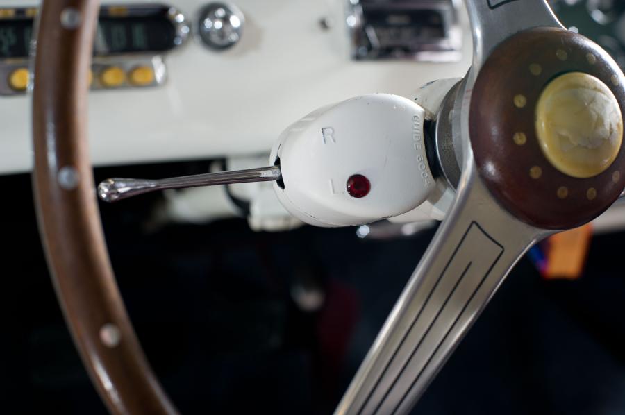 Детали интерьера Cunningham C-3 West Palm Beach Coupe 1952 года  (фото 12 из 20)